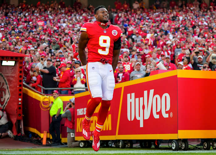 JuJu Smith-Schuster takes the field before a Chiefs game